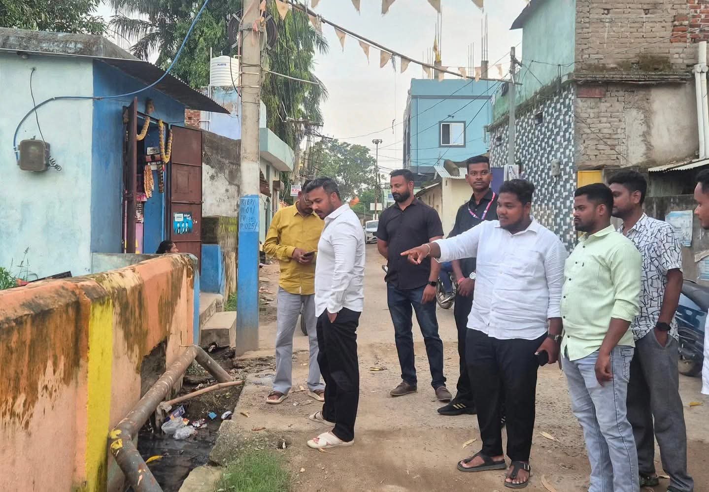 ବର୍ଷା ହେଲେ ରାସ୍ତା ଜଳବନ୍ଦୀ: ୱାର୍ଡ ନଂ-୧ର ସମସ୍ୟା ସମାଧାନ ପାଇଁ ମଇଦାନକୁ ବିଧାୟକ ସାଗର ଚରଣ ଦାସ